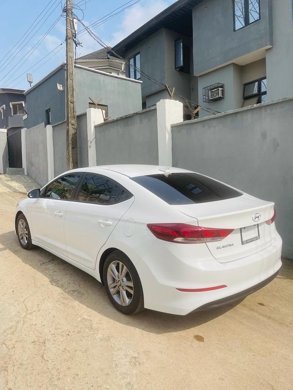 Main image of 2017 Hyundai Elantra SE